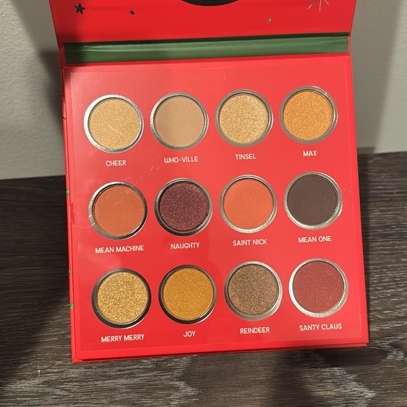 The grinch 12 color eyeshadow palette - Picture 2 of 3